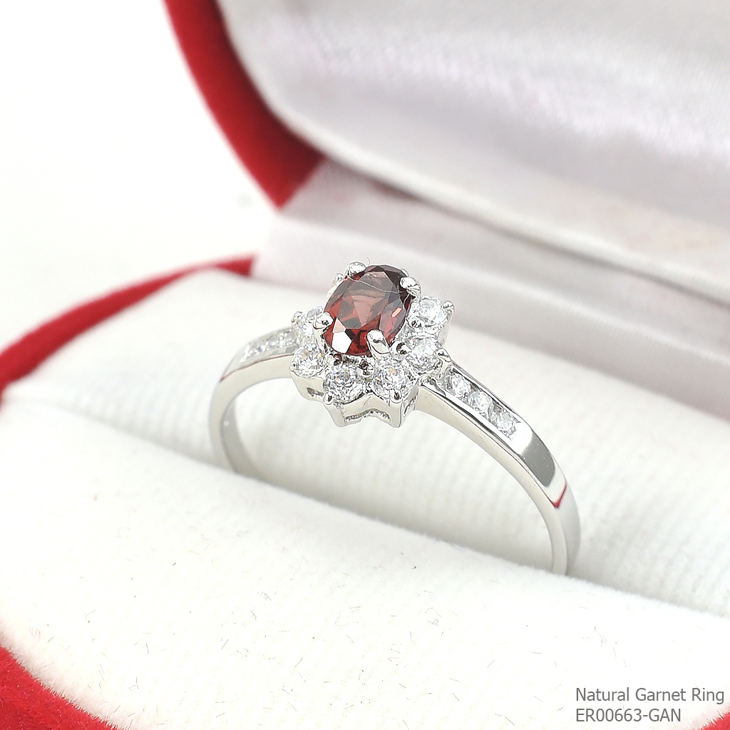 SKJewelryfactory แหวนโกเมนนแท้ ล้อมเพชร ดีไซน์สุดคลาสสิค ไม่มีตกเทรนด์ ตัวเรือนแท้ ER00663-GAN