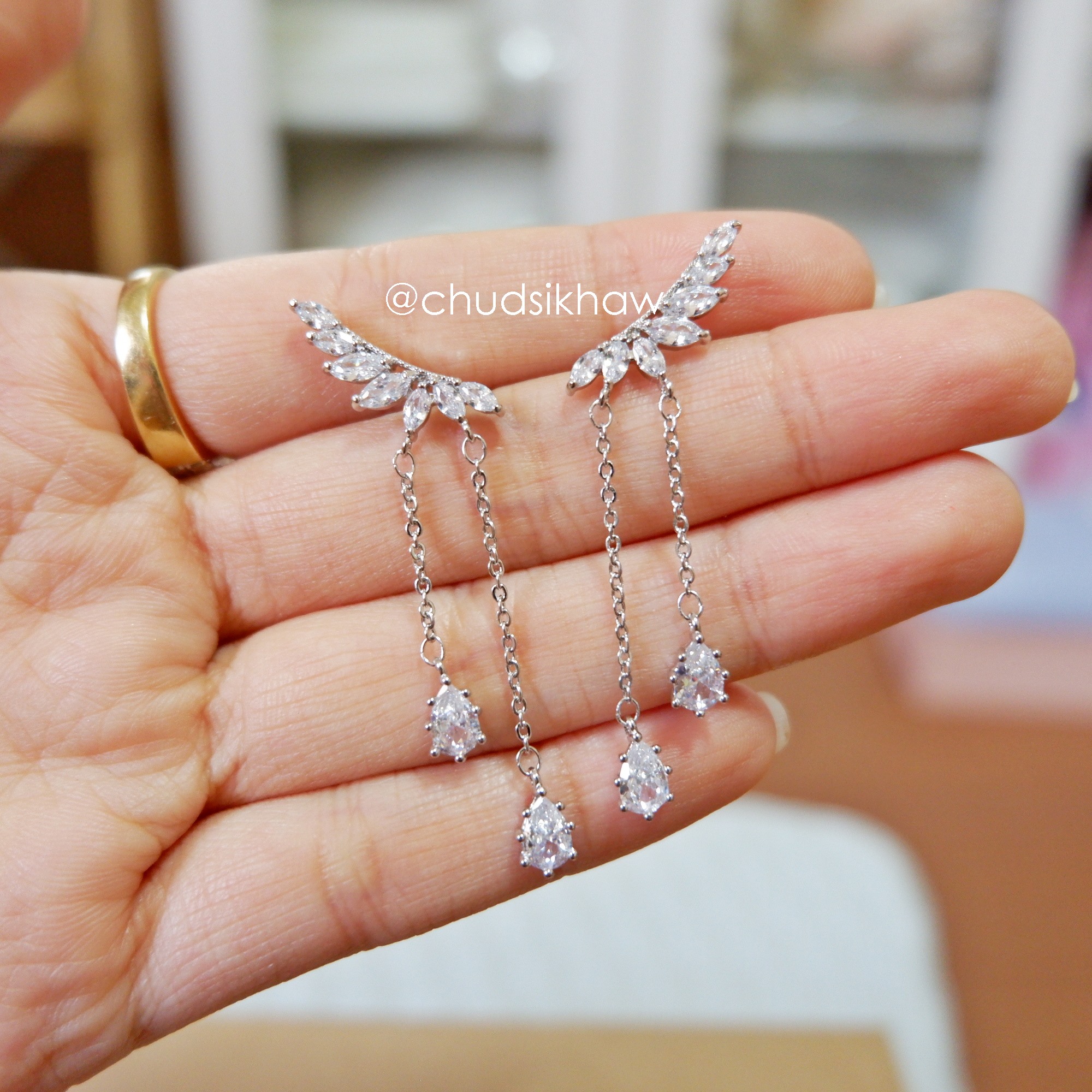 ต่างหูหลายแบบน่ารัก เล่นไฟ มุกแวววาว สวย ราคา 190 - 350 บาท