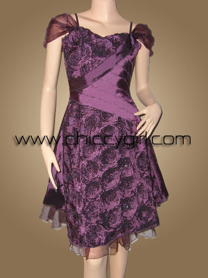 ชุดราตรีผ้าไหมสีม่วง แบบมีแขน ปักริบบิ้นไหมเป็นกุหลาบปักเลื่อมและลูกปัดทั้งตัว แต่งผ้าซ้อนทับประดับลูกปัดสวยหรู