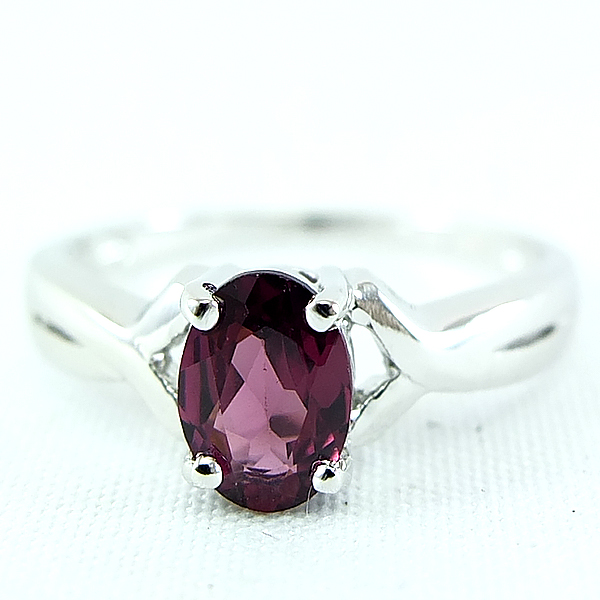 SKJewelryFactory แหวนพลอยเม็ดเดี่ยว แหวนเงินแท้ 92.5% ฝังพลอยโรโดไลท์การ์เน็ตแท้ ER01748-RGN