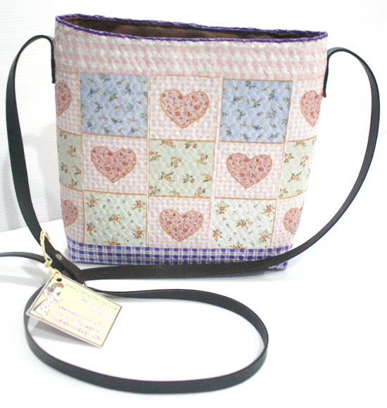 กระเป๋าสะพายกระจูดทรงเหลี่ยมสูง ลายหัวใจ Patchwork ชมพูหวาน