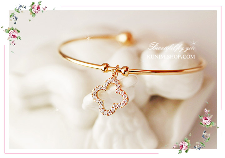 กำไลข้อมือ สีทอง มาพร้อมจี้ดอกไม้          ตัวจี้ประดับด้วยเพชร อย่างสวยงาม                    ใส่ได้ทุกโอกาสคะ  เป็นของขวัญก็ดูดีคะ                 ขนาด :  เส้นผ่าศูนย์กลาง 5.5 cm.    