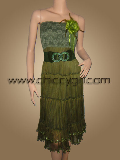 ชุดราตรีเกาะอกสีเขียวมะกอก แต่งผ้าลูกไม้ที่อก ชายระบาย 2 ชั้น แต่งชายย้วยด้วยแถบริบบิ้น ดูดีมาก