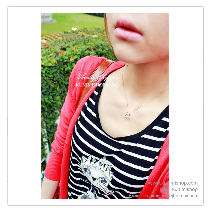 สร้อยสีทอง ลายโซ่ มาพร้อมจี้รูปเชอร์รี่          ตัวจี้สีทอง ผลเชอรรี่ประดับด้วยเพชรสีขาวและสีส้ม          มีให้เลือกสองสี ตัวเพชรแวววาว สวยมากคะ            ขนาด  :  ความยาวของสร้อย  22.5  cm.                         ความยาวของจี้  1.2  cm                                              *   รูปสินค้าจริงคะ  *