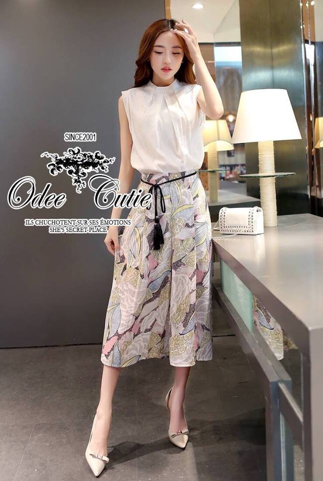 พร้อมส่ง จีบเดรประบายรอบคอ ทรงแขนกุด