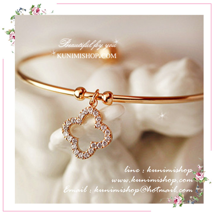 กำไลข้อมือ สีทอง มาพร้อมจี้ดอกไม้          ตัวจี้ประดับด้วยเพชร อย่างสวยงาม                    ใส่ได้ทุกโอกาสคะ  เป็นของขวัญก็ดูดีคะ                 ขนาด :  เส้นผ่าศูนย์กลาง 5.5 cm.    