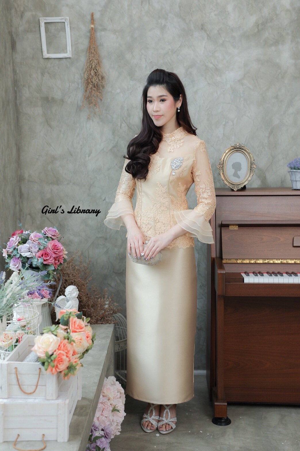 เสื้อผ้าเกาหลี พร้อมส่ง Set เสื้อลูกไม้ กับ กระโปรงผ้าไหม