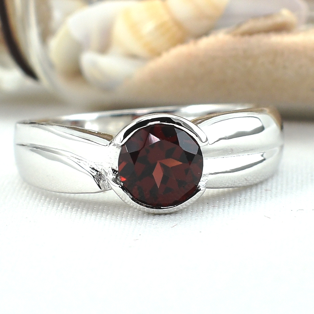 SKJewelryFactory แหวนโกเมนแท้ ดีไซน์เรียบๆ เหมาะใส่ติดนิ้วตลอดเวลา ตัวเรือนเงินแท้ ER00816-GAN