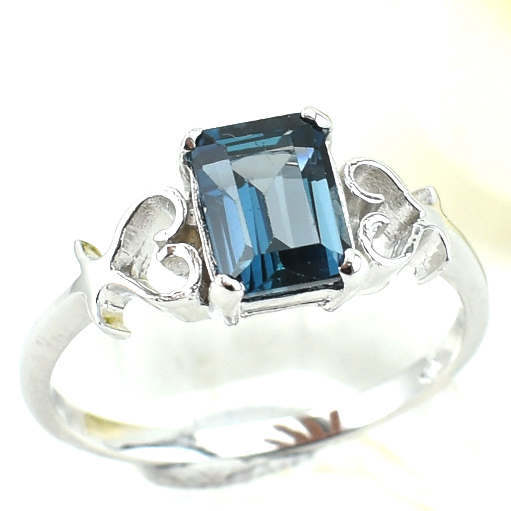 SKJewelryfactory แหวนเงินแท้ ฝังพลอยลอนดอนบลูโทปาซแท้ พลอยรูปทรงสีเหลี่ยม ออกแบบทันสมัย ER02382-LBT