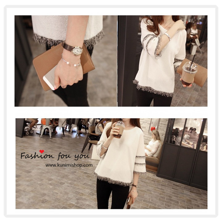 เสื้อแขนสามส่วน สีขาว คอกลม ช่วงปลายแขนตบแต่งด้วยภู่ด้ายสีขาวดำ 3 ชั้น ชายเสื้อก็ประดับด้วยภู่ด้วยเช่นกัน เสื้อทรงสวย ใส่เข้าได้ทั้งกางเกง และกระโปรง ใส่ได้ทุกโอกาส สินค้าเหมือนแบบ 100 % Size M : รอบอก 96 CM แขนยาว 54 cm ชุดยาว 62 cm เนื้อผ้า : โพลีเอสเตอร์