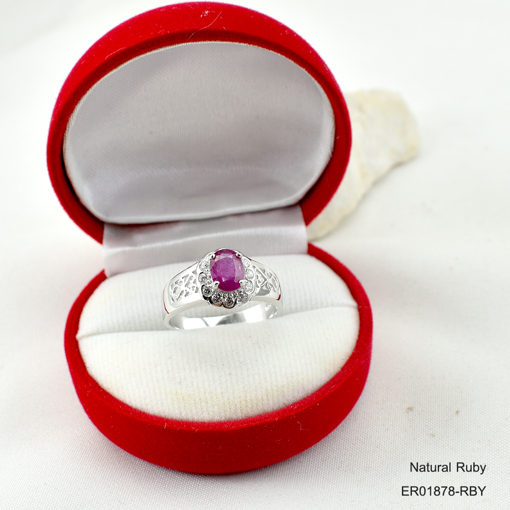 SKJewelryfactory แหวนพลอยทับทิมแท้ ล้อมเพชร ด้านข้างฉลุรูปหัวใจ ER01878-RBY
