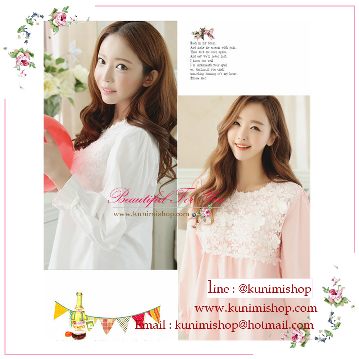 ชุดนอนกระโปรงยาว มี 2 สี : สีขาว และ สีชมพู ช่วงแขนเป็นแขนจั้มยางยืด ช่วงอก ตบแต่งด้วยผ้าลูกไม้ น่ารักมากๆคะ ( ไม่มีฟองน้ำซับน้ำ)