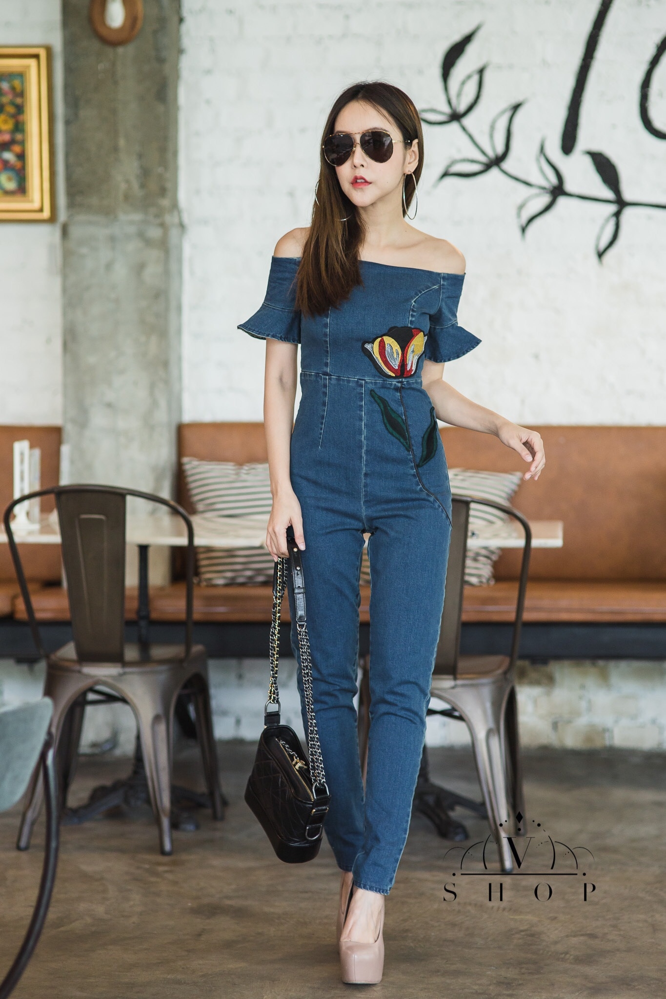 เสื้อผ้าเกาหลี พร้อมส่ง จั๊มสูท เปิดไหล่ ปักดอกทิวลิป
