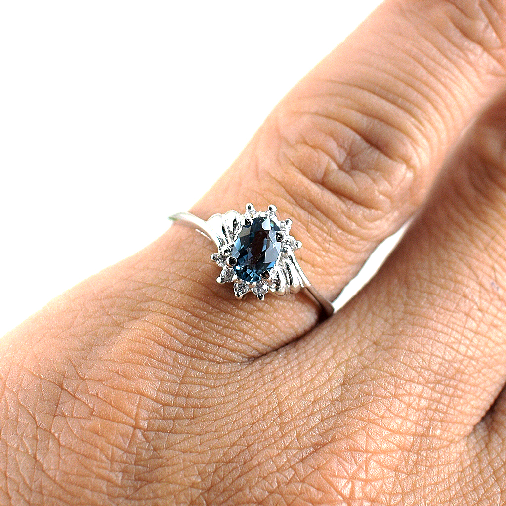 SKJewelryfactory แหวนเงินแท้ ฝังพลอยลอนดอนบลูโทปาซแท้ สไตล์เรียบหรู ER01419-LBT