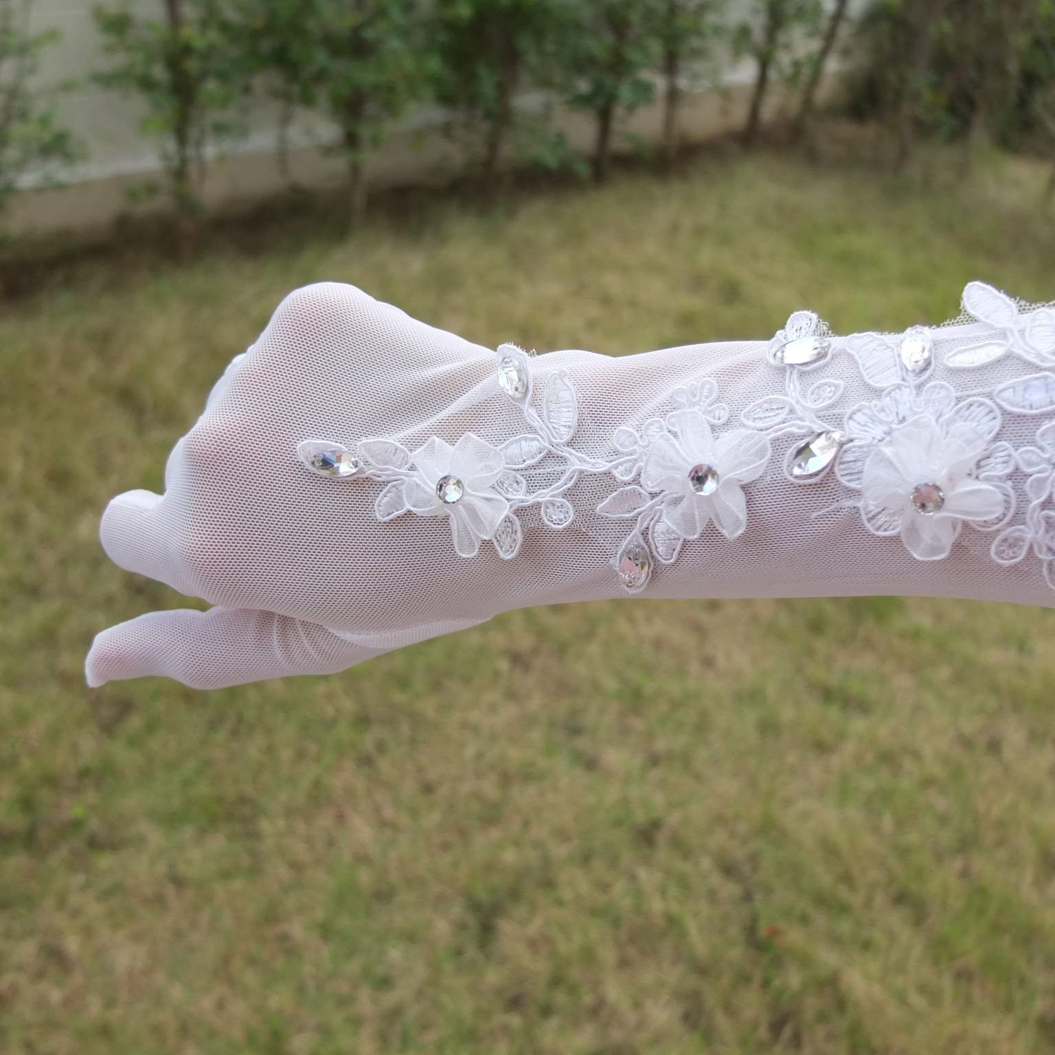 ถุงมือยาวครึ่งแขนแบบคลุมนิ้วติดลูกไม้ ดอกไม้