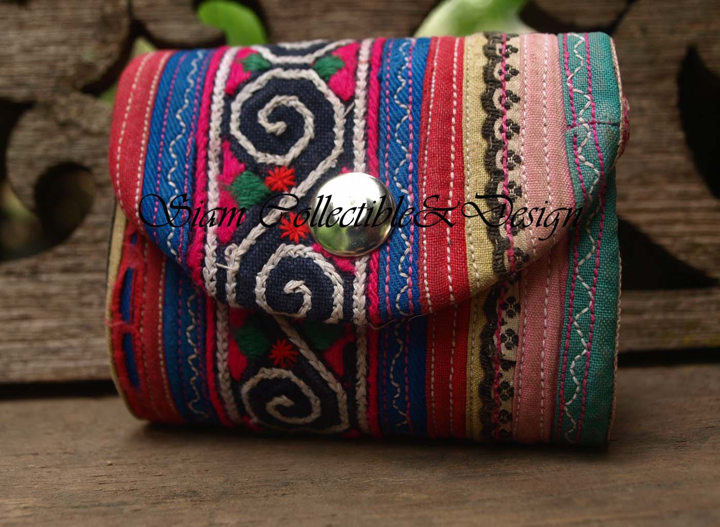 กระเป๋าสตางค์ กระดุมสีเงิน/ Ethnic Hmong Embroidered Coin Purses EC 002