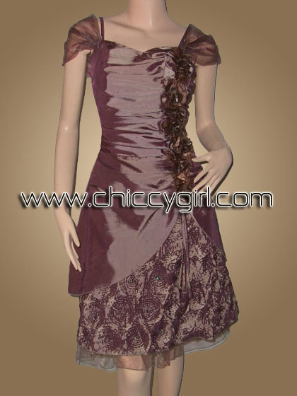 ชุดราตรีผ้าไหมสีโกลเด้นบราวน์ อกรูปหัวใจแบบมีแขน จับจีบเดรฟแต่งดอกไม้ด้านข้าง กระโปรงปักริบบิ้นไหมเป็นกุหลาบปักเลื่อมและลูกปัดสวยหรู