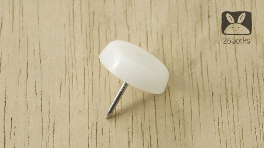 ปุ่มรองขามีตะปู 21x5.5 mm สีขาว
