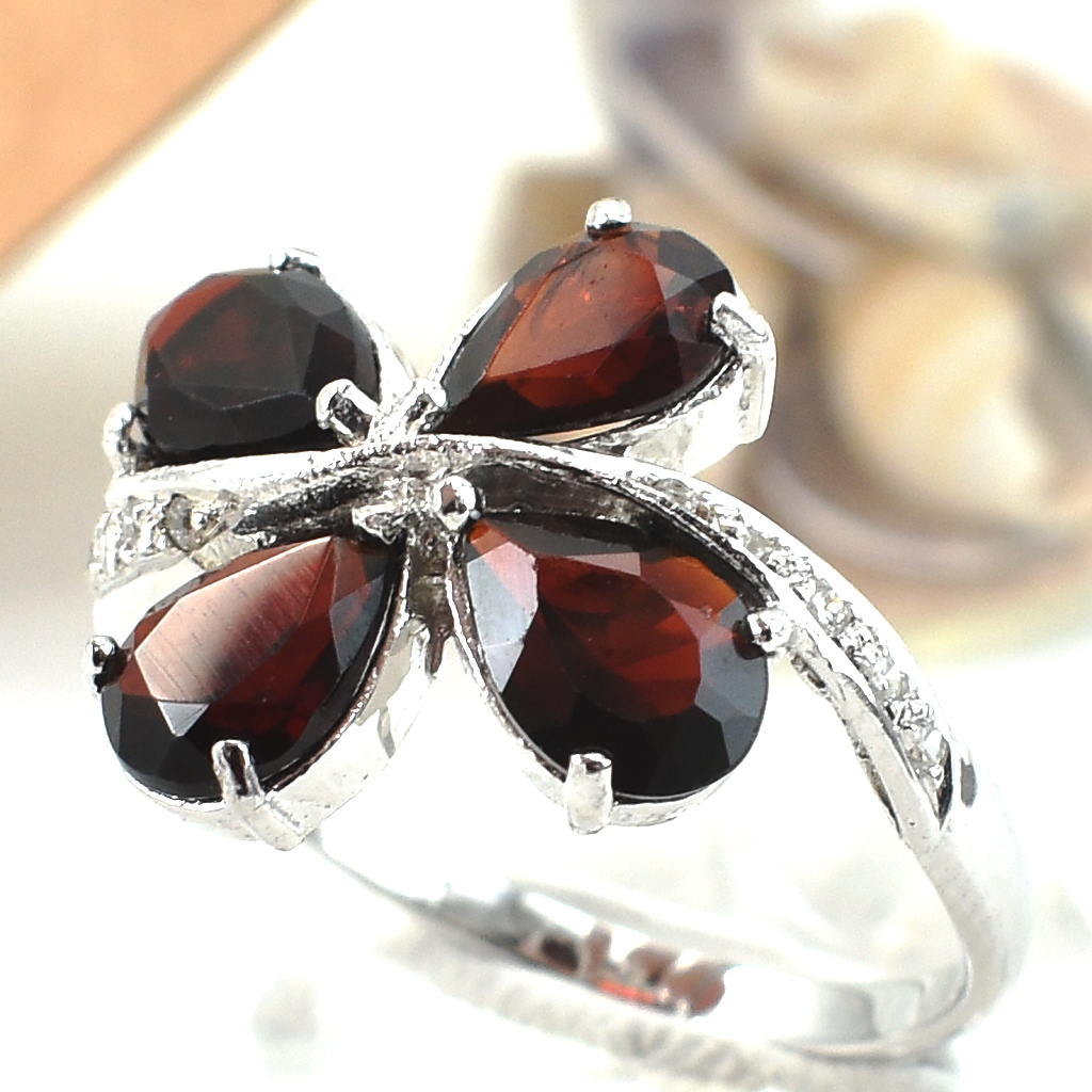 SKJewelryFactory แหวนดอกไม้ สีแดงแก่กล่ำ พลอยโกเมนแท้ สีเเดงเข้มๆ สวยจับใจ ER01549-GAN