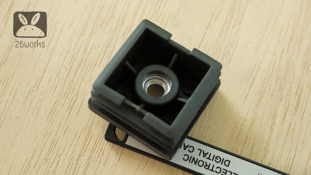 ขาพลาสติกใส่เหล็กกล่อง 1.5 x 1.5 นิ้ว สวมใน