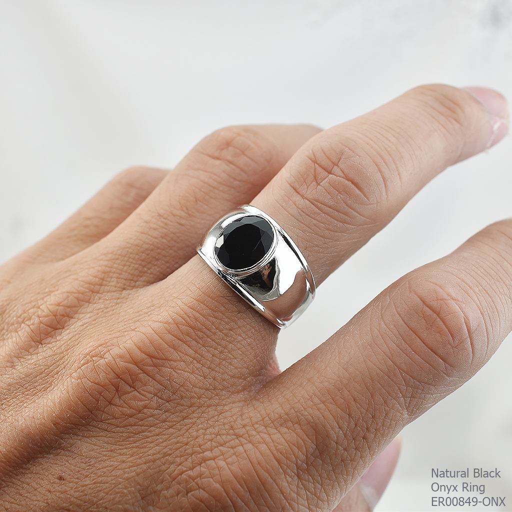 SKJewelryFactory แหวนชายสไตล์แหวนปลอกมีด เรือนเงินแท้ พลอยนิลแท้ สีดำดูดุดัน ER00849-ONX