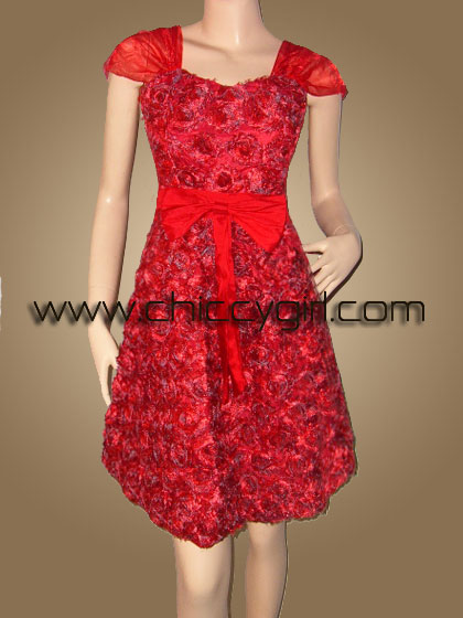 ชุดราตรีผ้าไหมสีแดงสด แบบมีแขน ปักดอกกุหลาบเงาทั่วตัว น่ารักสวยหรูมาก