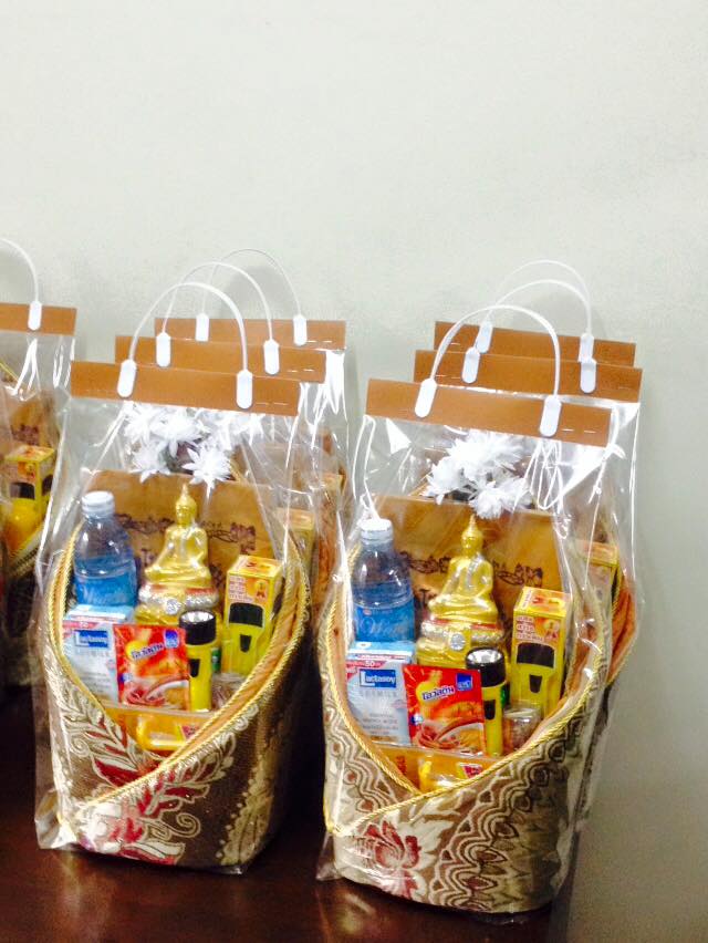 สังฆทานอาสนะหูหิ้ว (พระ 3 นิ้ว+ผ้าสบง)