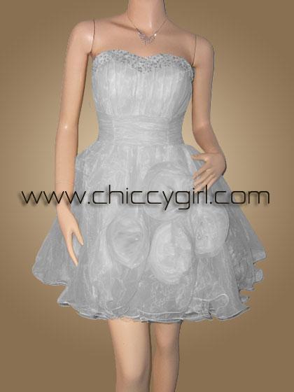 ชุดแต่งงานสั้นเกาะอกสีขาวกระโปรงพองๆ ขอบอกปักเลื่อมและมุก เอวจับจีบ กระโปรงแต่งกุหลาบ วิจิตรสวยหรูมาก