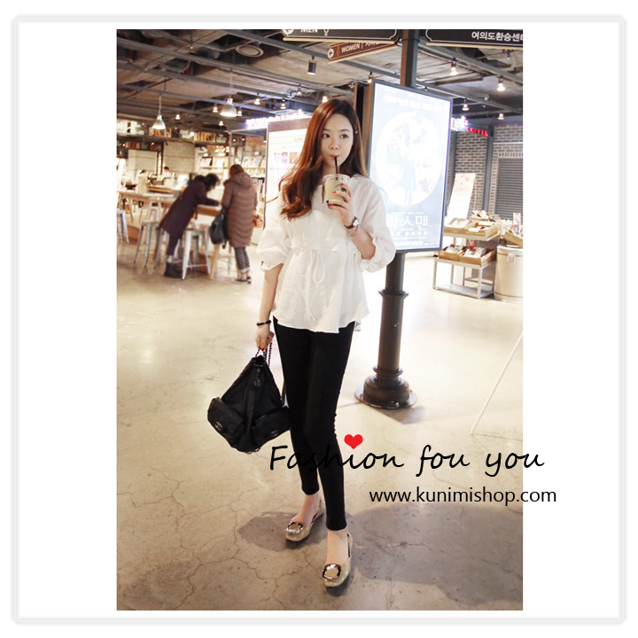 เสื้อแฟชั้น มี 2 สี สีขาว สีดำ คอกลมผ่าหน้าเป็นตัววี แขนสามส่วนพอง จั้มปลาย มีระบาย มีเชือกผูกเอว เสื้อทรงสวย น่ารัก จะใส่คู่กับกางเกง หรือ กระโปรงก็ดูเข้ากันคะ สินค้าคุณภาพ สินค้าเหมือนแบบ 100 % Size L : ควายาวชุด 48 cm. // ความกว้างของไหล่ 36 cm. ความยาวแขนเสื้อ 39 cm. // รอบอกไม่เกิน 35 นิ้ว รอบเอวไม่เกิน Free Size // สะโพก Free Size ผ้า : ผ้าฝ้าย