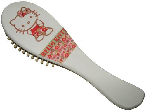 แปรงนวดศรีษะด้ามไม้ ลาย Hello Kitty ในชุดพราง