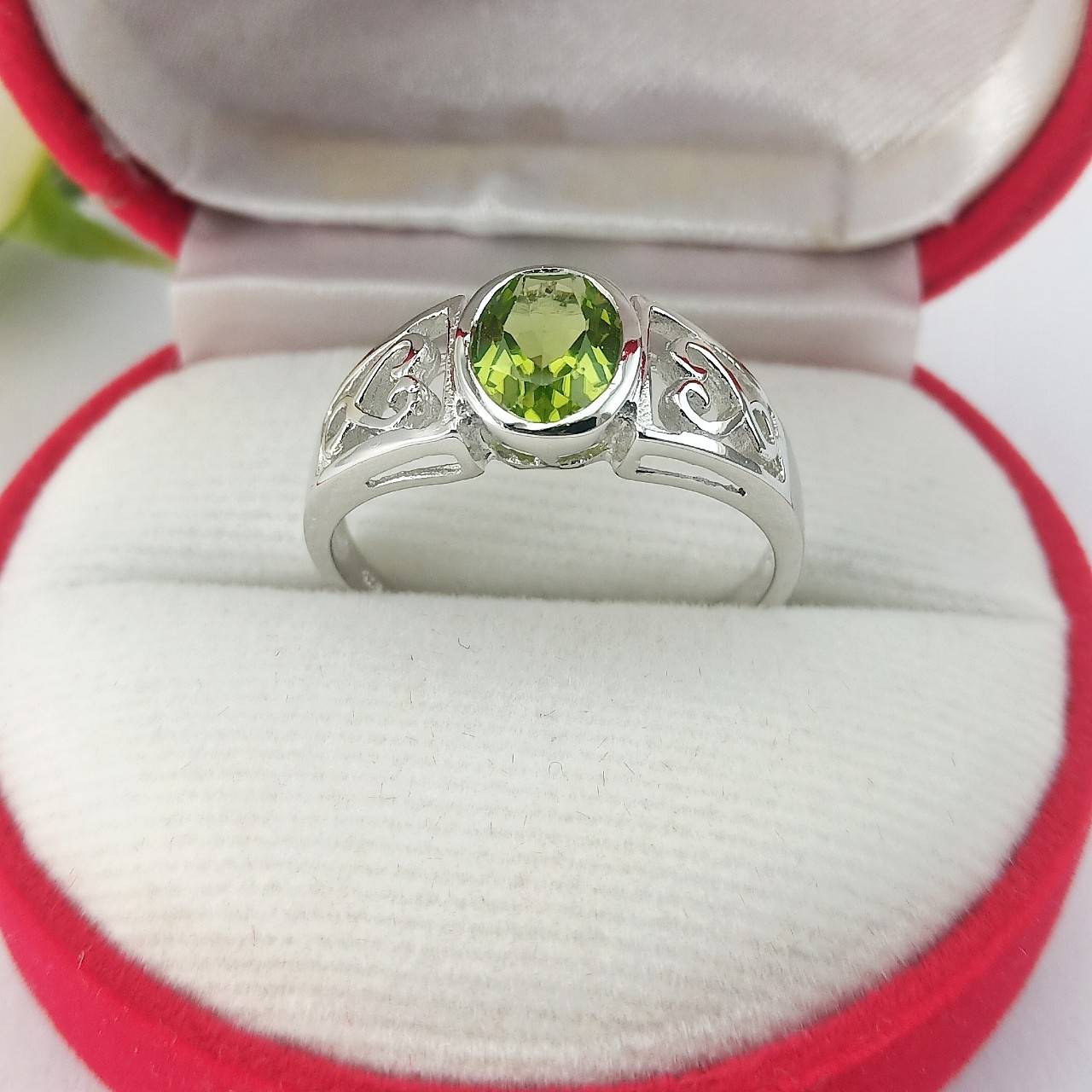 SKJewelryFactory SKJewelryFactory แหวนฉลุลายหัวใจ เพอริดอทแท้ เสริมความสำเร็จ ความสงบ ความมีโชค ER01746-PDT เขียว