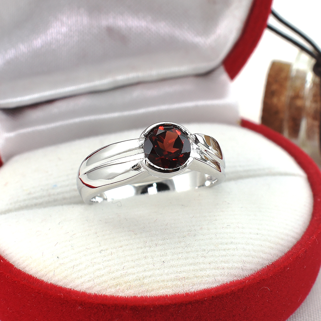 SKJewelryFactory แหวนโกเมนแท้ ดีไซน์เรียบๆ เหมาะใส่ติดนิ้วตลอดเวลา ตัวเรือนเงินแท้ ER00816-GAN