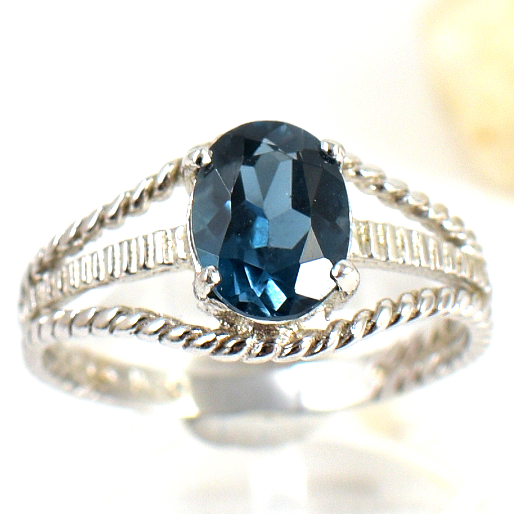 SKJewelryfactory แหวนเงินแท้ ฝังพลอยลอนดอนบลูโทปาซแท้ ตัวเรือนสไตล์บิดเกลียว ER00026-LBT
