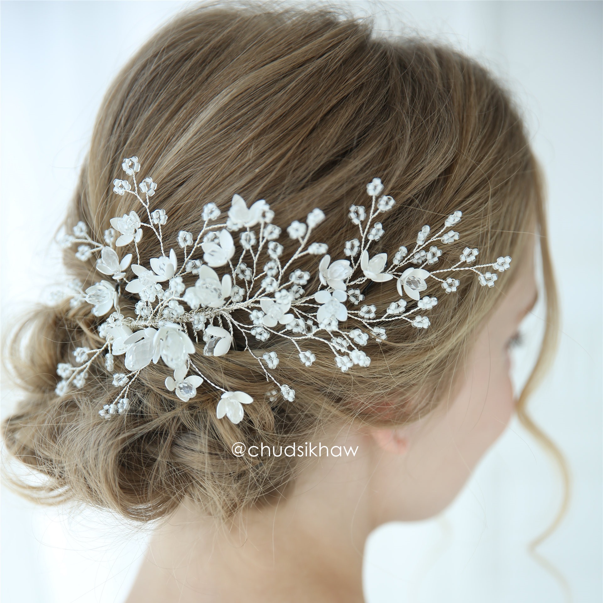 หวีสับดอกไม้ขาว เกสรคริสตัลเม็ดใหญ่ สวยหรู