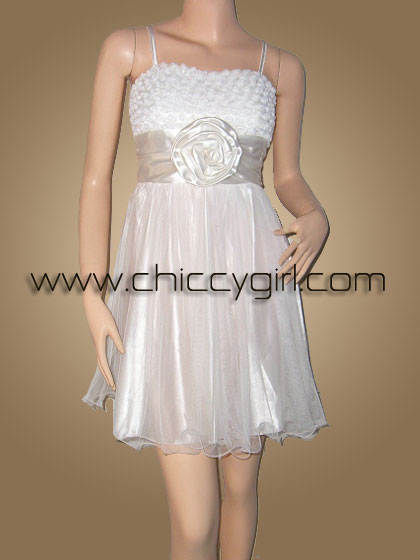 ชุดไปงานแต่งงานสั้นสายเดี่ยวสีขาว อกแต่งกุหลาบเล็กๆ เอวจีบแต่งกุหลาบดอกใหญ่ กระโปรงแต่งชายย้วย