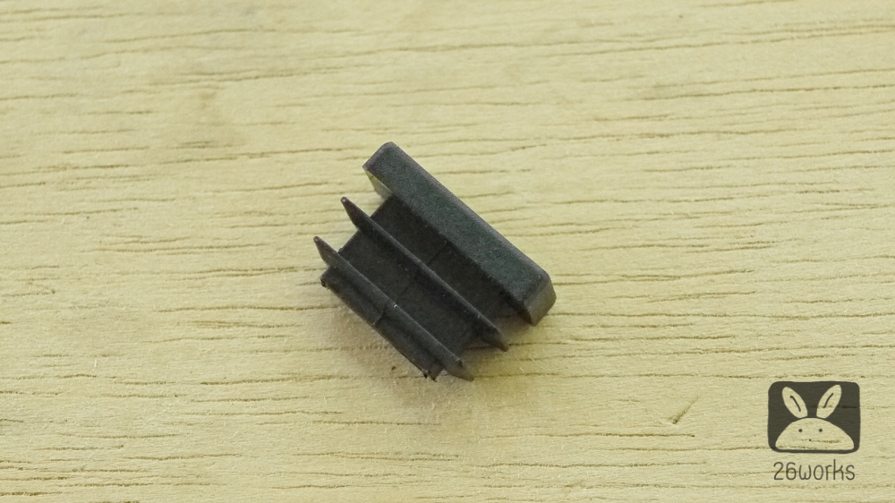 พลาสติกปิดเหล็กกล่อง 10x20 mm สวมใน