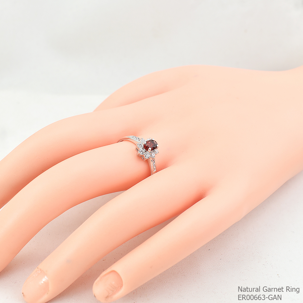 SKJewelryfactory แหวนโกเมนนแท้ ล้อมเพชร ดีไซน์สุดคลาสสิค ไม่มีตกเทรนด์ ตัวเรือนแท้ ER00663-GAN