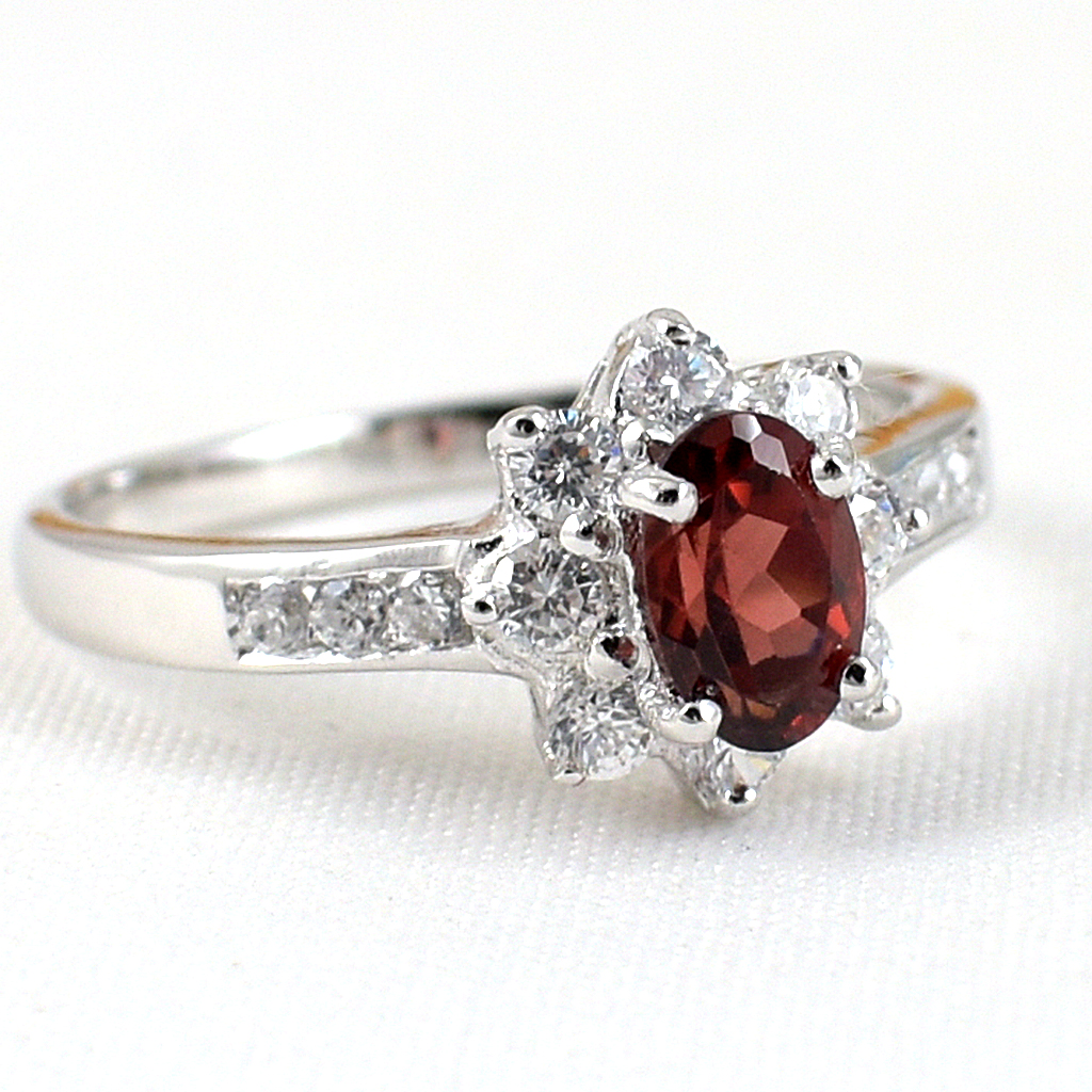 SKJewelryfactory แหวนโกเมนนแท้ ล้อมเพชร ดีไซน์สุดคลาสสิค ไม่มีตกเทรนด์ ตัวเรือนแท้ ER00663-GAN