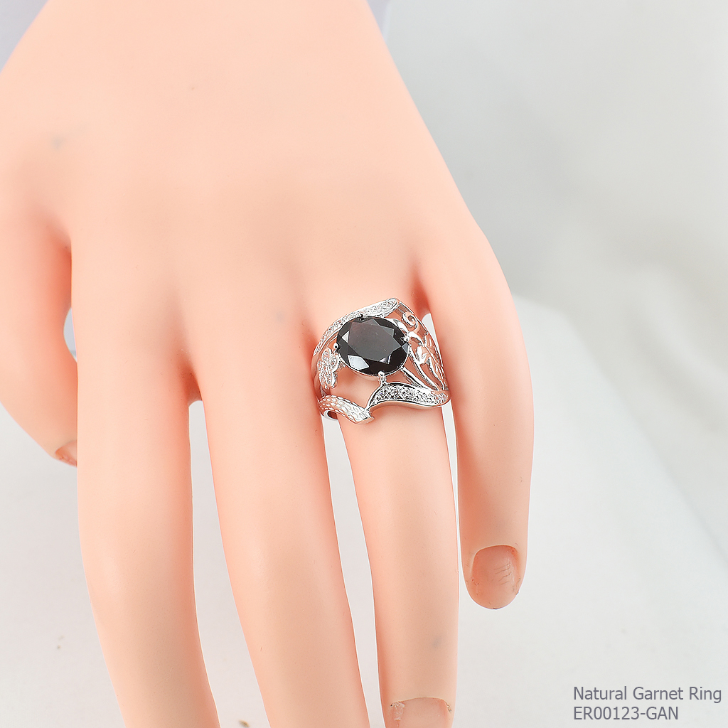 SKJewelryFactory SKJewelryFactory แหวนพลอยโกเมนแท้ สีเเดงกล่ำ ดีไซน์ลายใบตำลึง ER00123-GAN แดง