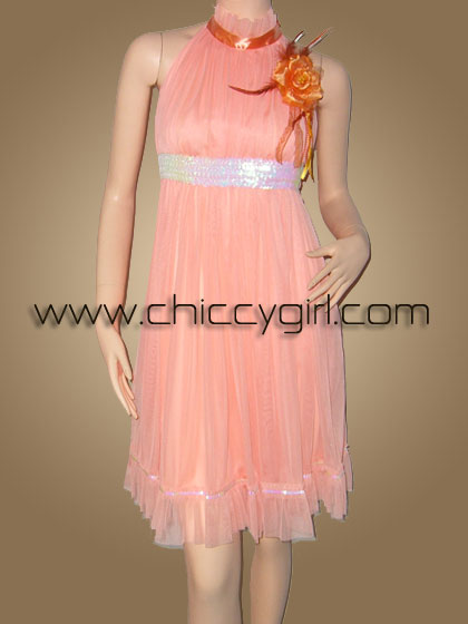 ชุดราตรีคอเต่าผูกโบว์ด้านหลัง แต่งเอว สีโอโรส แต่งใต้อกด้วยแถบเลื่อมยืดได้ ชายแต่งระบายประดับเลื่อม แบบน่ารัก เก๋ไก๋ สวยหรูมาก