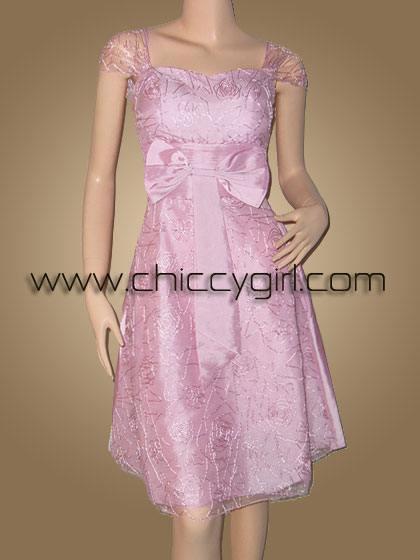 ชุดราตรีผ้าไหมสีชมพูแบบมีแขนหุ้มผ้าโปร่งบางปักไหมชมพูพันดิ้นเงินลายวิจิตรปราณีต หรูมาก