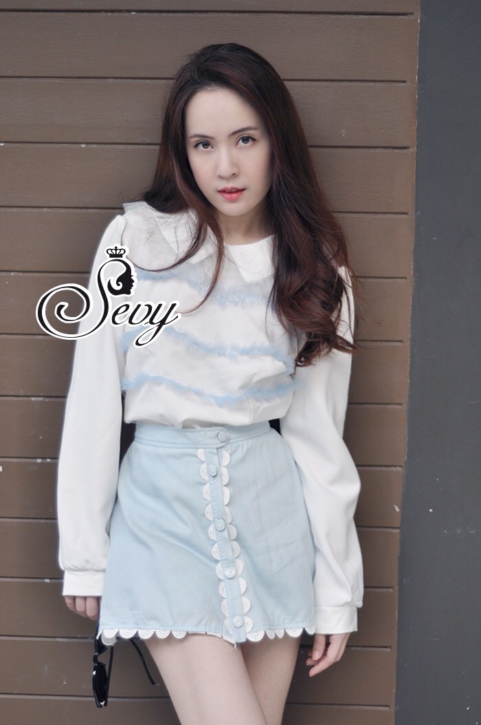 พร้อมส่ง เสื้อผ้าแฟชั่นแต่งระบายผ้าโทนสีฟ้าเป็นเส้นระบายโค้ง