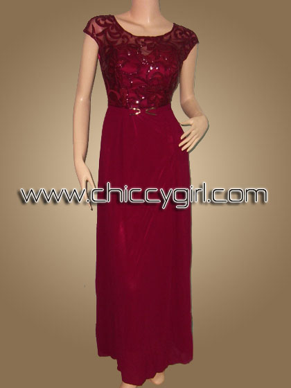 ชุดราตรียาวสีแดงเลือดนก คอกลม แบบมีแขน ผ้าลูกไม้ปักคล้ายขนลายดอกไม้ ประดับเลื่อม เอวแต่งโบว์ติดโลหะสีทอง กระโปรงผ้าชีฟองพริ้ว แบบสวย สุภาพ เรียบร้อย น่ารัก หรูหราสง่างามมาก