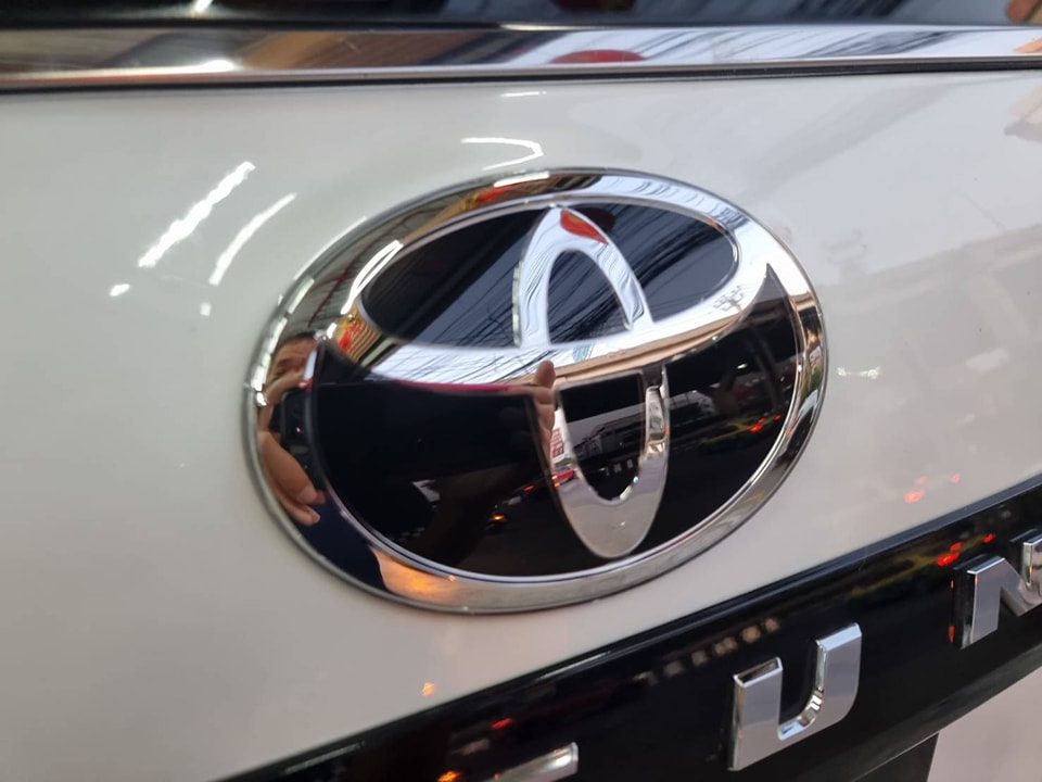 LOGOแก้ว ท้าย New Fortuner