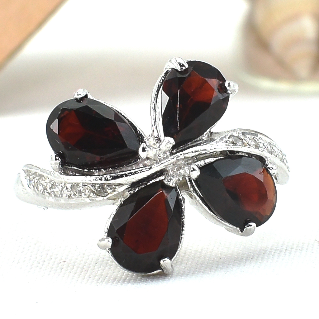SKJewelryFactory แหวนดอกไม้ สีแดงแก่กล่ำ พลอยโกเมนแท้ สีเเดงเข้มๆ สวยจับใจ ER01549-GAN