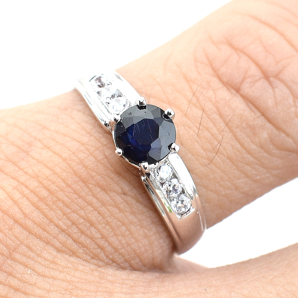 SKJewelryfactoryแหวนเงินแท้ ฝังพลอยไพลินแท้ โดดเด่น พร้อมประดับเพชร ER00609-BSA