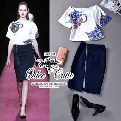 (พร้อมส่ง)ชุดเข้าเซ็ทเสื้อกับกระโปรง เสื้อทรงloose crop เนื้อผ้าpolyester พิมพ์ลายสีสันชัดเจนค่ะเพิ่มดีเทลปักประดับคริสตัลบนลายเสื้อ กระโปรงทรงสอบผ่าด้านหน้าติดซิปเก๋ๆค่ะ มีซับในในตัว