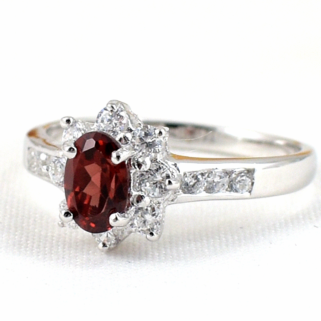 SKJewelryfactory แหวนโกเมนนแท้ ล้อมเพชร ดีไซน์สุดคลาสสิค ไม่มีตกเทรนด์ ตัวเรือนแท้ ER00663-GAN