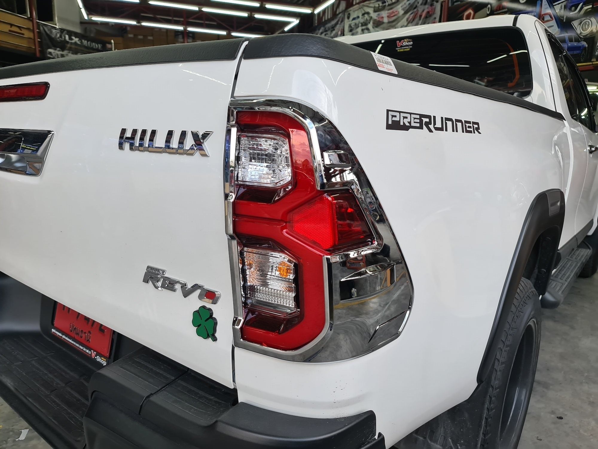 Revo Mc2020 ครอบไฟท้ายโครเมี่ยม