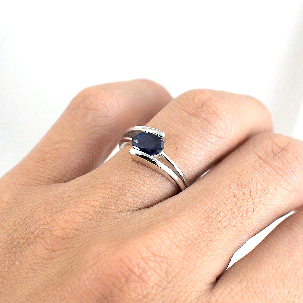 SKJewelryfactory แหวนเงินแท้ ฝังพลอยไพลินแท้ ดีไซด์เรียบๆทันสมัย ER01466-BSA